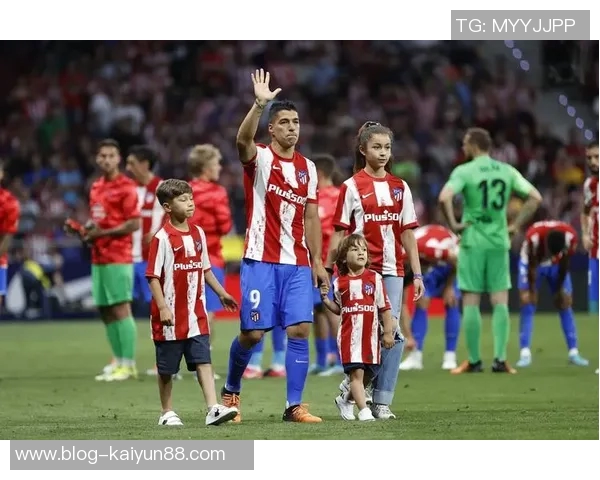 苏亚雷斯分享温馨圣诞合照女儿成焦点祝大家节日快乐